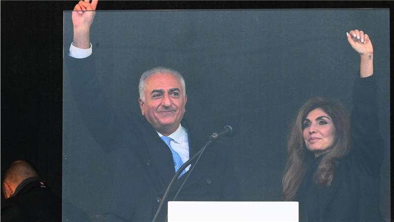 Jubel gab es für Reza Pahlavi, den Sohn des gestürzten iranischen Schahs Mohammad Reza Pahlavi, der zusammen mit seiner Frau Yasmine auf der Theresienwiese in München auftrat.