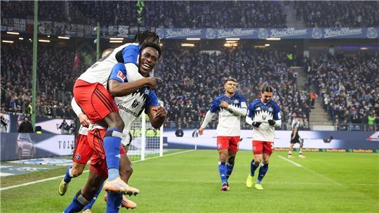 Jubel im Volkspark: Albert Lokonga jubelt nach seinem Treffer zum 1:0.