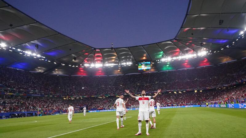 Jubel im Volksparkstadion: Die Türkei steht im Achtelfinale.
