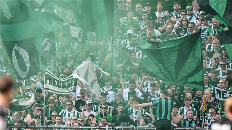 Jubel in Grün: Münster bleibt zweitklassig.