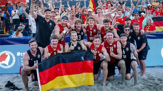 Jubel in Zagreb: Die deutschen Beach-Männer feiern den WM-Titel.