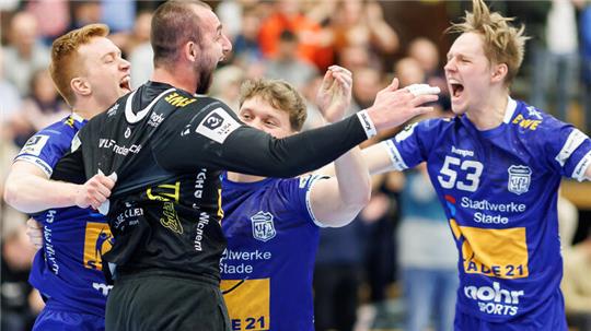 Jubel nach dem Abpfiff: Dem VfL Fredenbeck ist ein Überraschungscoup gegen Bielefeld gelungen.