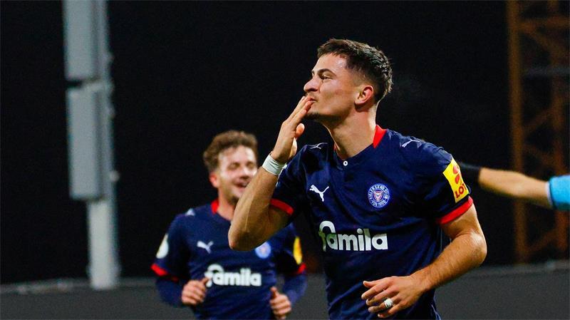 Jubel nach dem Ausgleich für Kiel: Holstein-Torschütze Adrián Kapralik. 