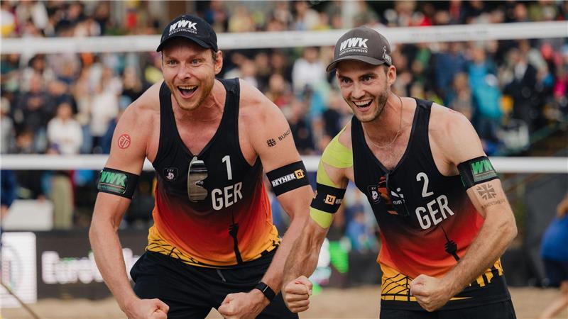 Müller/Tillmann um Medaille - Wickler/Ehlers auch noch dabei Jubel nach dem Viertelfinal-Einzug bei der EM: Nils Ehlers (l) und Clemens Wickler