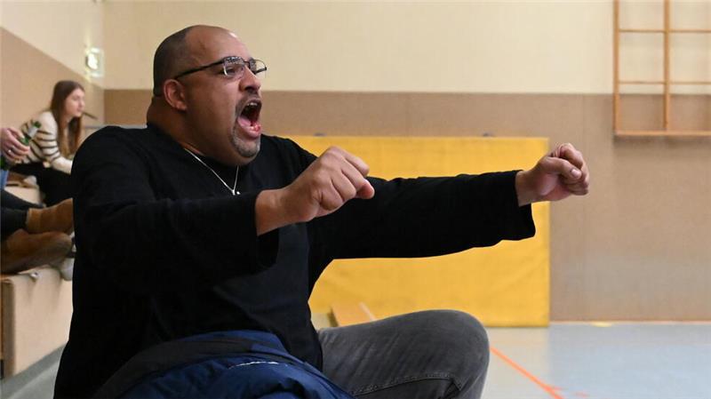Faustball-Legende auf der Tribüne: Sein Sohn spielt für Wangersen Jubel nach dem zweiten Sieg.