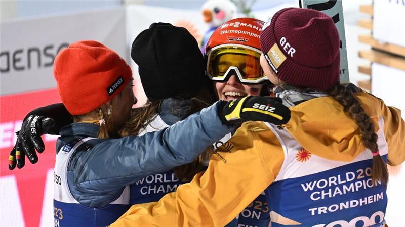 Springerinnen holen WM-Bronze - Verletzte Görlich jubelt mit Jubel über Bronze: Nur Norwegen und Österreich war besser als Deutschland.