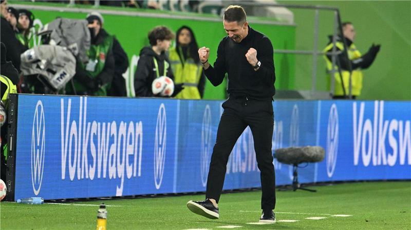 Jubel über das Ende des Heimfluchs: Wolfsburgs Trainer Daniel Bauer.