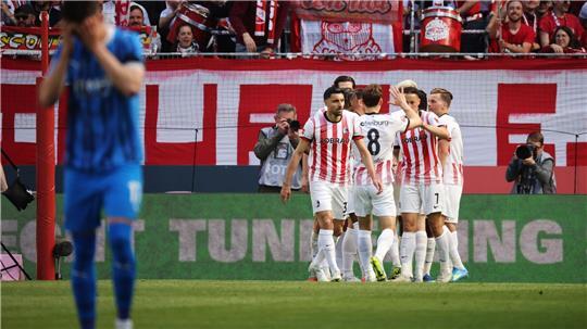 Jubel über die Führung: die Spieler des SC Freiburg.