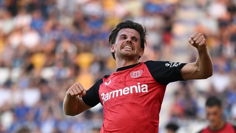 Harte Arbeit im Paradies: Leverkusen müht sich weiter Jubel über die Leverkusener Führung in Jena: Jonas Hofmann