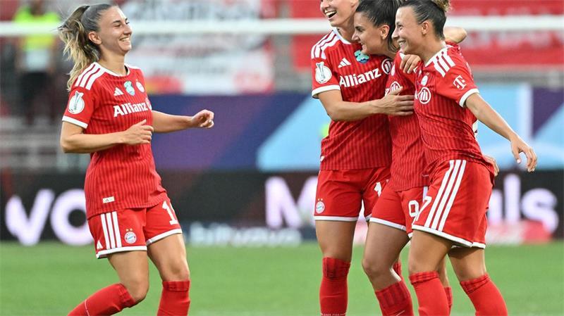 Bayern-Dusel: Torhüterin Stina Johannes „extrem schockiert“ Jubel um Jovana Damnjanovic und Klara Bühl (r. und 3.v.r.) beim FC Bayern.