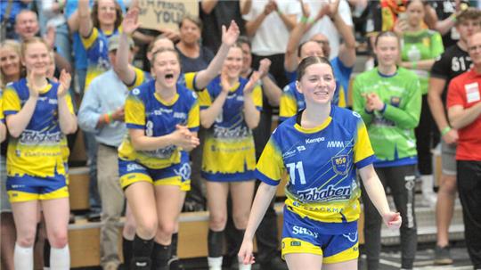 Jubel von der Mannschaft: BSV-Handballerin Lilli Frey warf die meisten Tore beim Final Four.