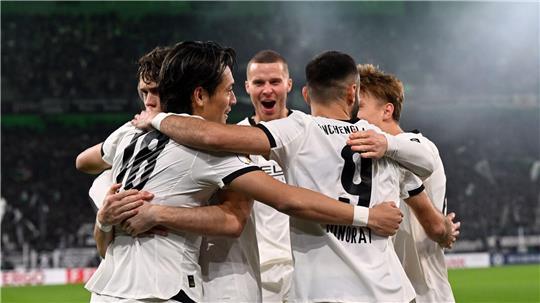 Jubelende Profis von Borussia Mönchengladbach nach dem ersten Sieg seit über zwei Monaten.