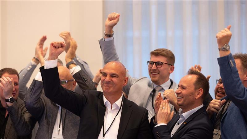 Jubelnder Sieger: Mit knappem Vorsprung wurde der CDU-Kandidat Alexander Kalouti  bei den Stichwahlen nach der Kommunalwahl zum Oberbürgermeister von Dortmund gewählt.