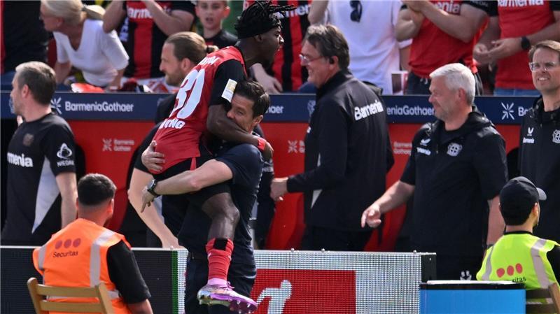 „Gänsehaut“: Bayer feiert Alonso auch ohne letzten Heimsieg Jubelsprint zum Trainer.