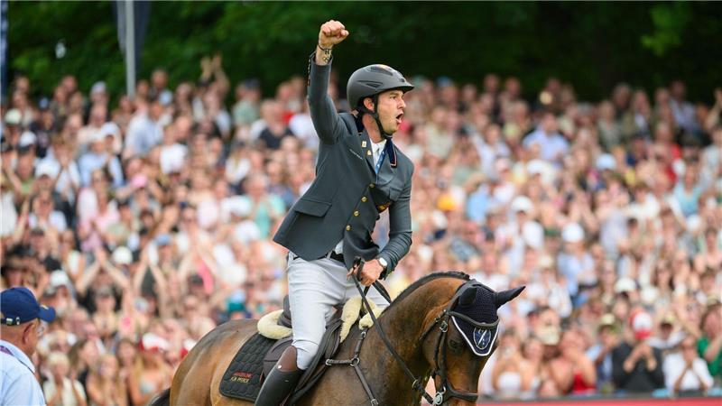 Kurioser Sieg bei Thiemes viertem Derby-Erfolg Jubelt über seinen Null-Fehler-Ritt: Esteban Benitez Valle. Im Stechen unterläuft ihm ein Missgeschick.