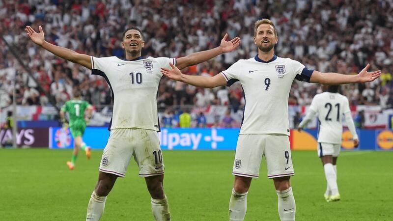 Bellinghams Fallrückzieher rettet England vor Blamage Jude Bellingham (l) und Harry Kane waren die Matchwinner für England gegen die Slowakei.