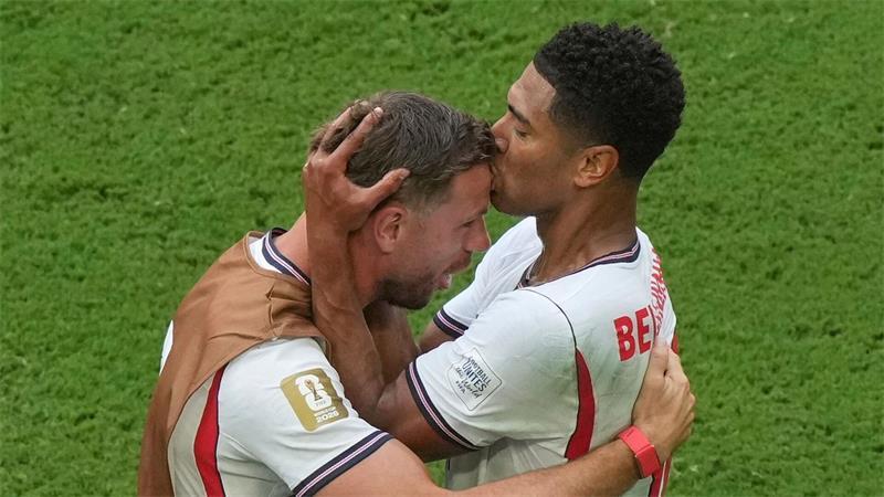 Das Spiel, das die Welt fesselt: Tuchels versöhnender Erfolg Jude Bellingham (r) lief nach seinem Tor zu Jordan Henderson.