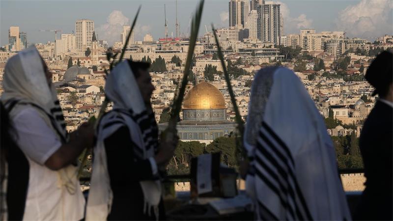 Juden in Gebetsschals feiern das Laubhüttenfest in Jerusalem.