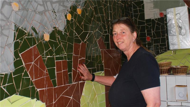 Judith Bernhard fliest das Bad mit Mosaik nach eigenem Entwurf.