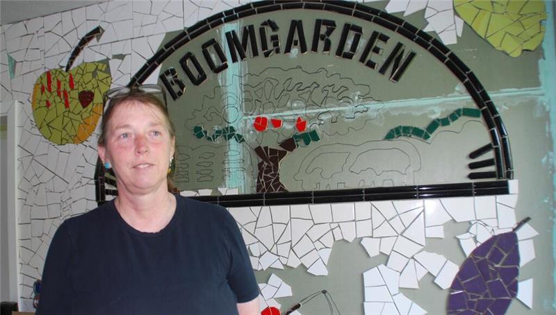 Judith Bernhard verschönert die Wände mit Obstmotiven und Boomgarden-Logo aus Mosaik.