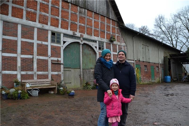Judith Fleischer und Lars Wiencke (mit Tochter Jördis) haben den Biohof von Andrea Blohm und Georg Ramm in Oederquart übernommen.