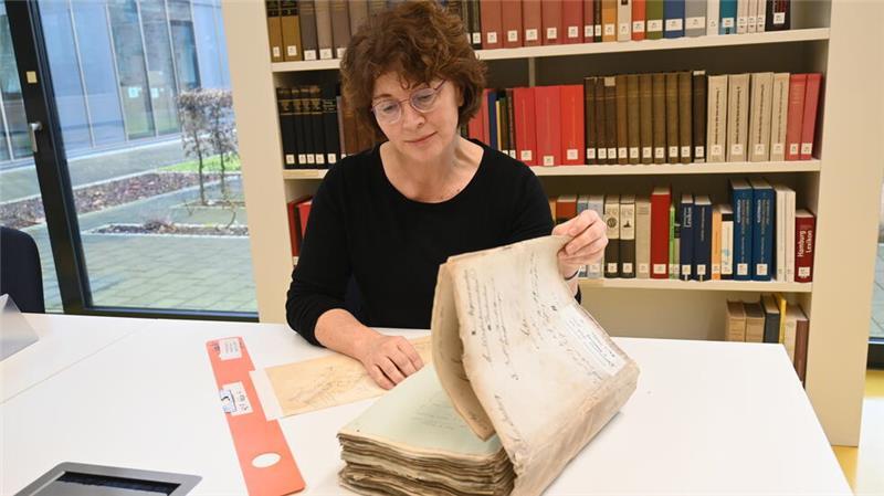 Judith Levers vom Landesarchiv Stade mit einer der umfangreichen Akten zur Februarflut 1825.