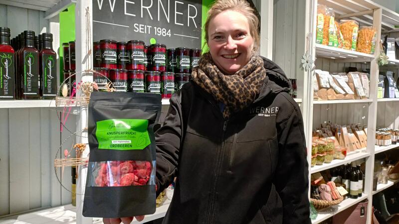 Judith Werner im frisch eröffneten Hofladen mit einem neuen Angebot - gefriergetrocknete Erdbeeren aus der Region.