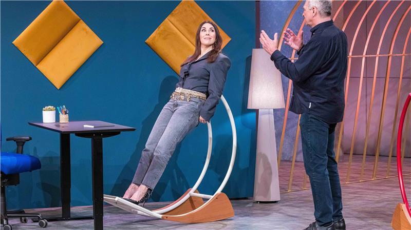 Großer Auftritt: Apenser bringt Schwung in „Höhle der Löwen“ Judith Williams testet das moderne Möbelstück von Volker Groß in der TV-Sendung „Die Höhle der Löwen“.