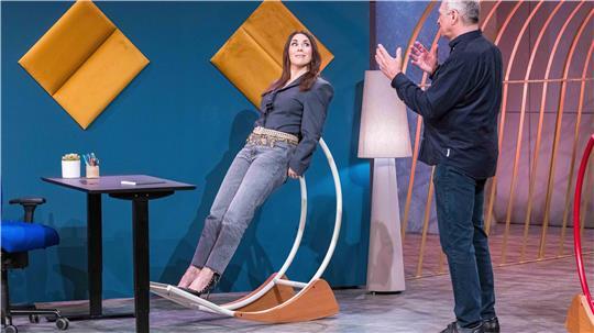 Judith Williams testet das moderne Möbelstück von Volker Groß in der TV-Sendung „Die Höhle der Löwen“.
