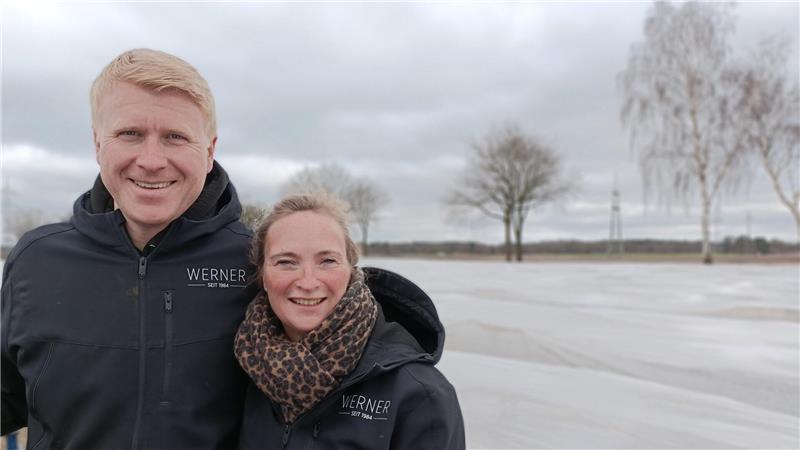 Judith und Christoph Werner, im Hintergrund die unter Folien versteckten Spargeldämme.