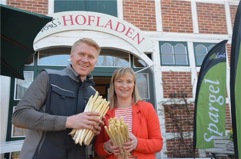 Judith und Christoph Werner präsentieren ihren ersten Spargel vor dem Hofladen in Deinste. Foto: von Allwörden