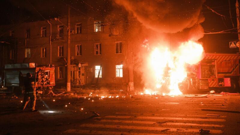 Jüngste russische Angriffe auf Charkiw haben schwere Zerstörungen angerichtet und unter anderem die Stromversorgung zum Erliegen gebracht.