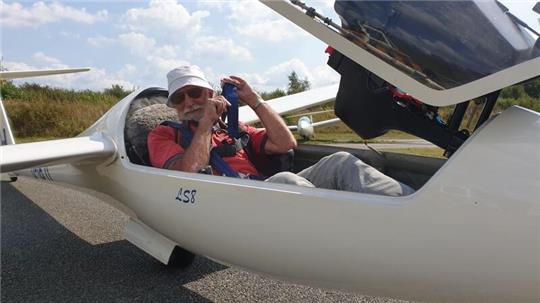 Jürgen Andree im Cockpit der LS8 bei den Startvorbereitungen.