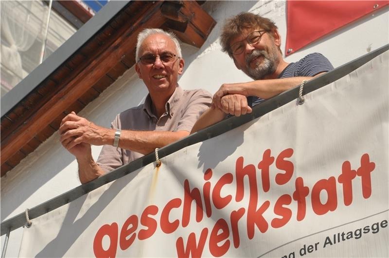 Jürgen Apel (links) und Günter Wincierz von der Geschichtswerkstatt Harburg am Kanalplatz forschen seit Jahren zum Thema Zwangsarbeit im Nationalsozialismus. Foto: Wahba