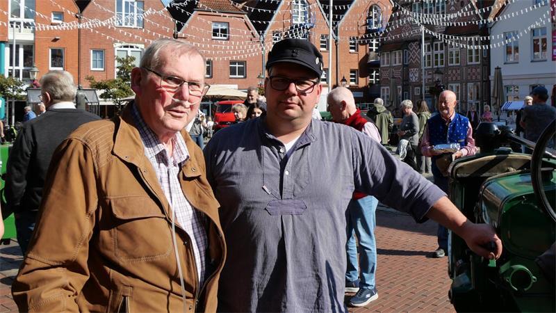 Bier, Trecker, Shopping: Das war am Sonntag los in der Buxtehuder Altstadt Jürgen Bundt und sein Gesprächspartner Robert hatten noch gar keine Gelegenheit, das Oktoberfest zu erkunden. Sie sind voll damit beschäftigt, ihr Fachwissen über historische Schlepper auszutauschen. Bundt ist mit den robusten Arbeitsfahrzeugen aufgewachsen und hat „alles damit gemacht: Fahren gelernt, umgestürzt, dran geschraubt ...“. Er stammt aus Moorburg, wo er schon in der Schmiede seines Vaters viel Wissen erworben hat, das er nun weitergibt.