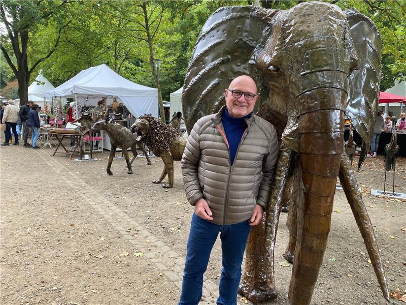 Jürgen Deforth verkauft lebensgroße handgefertigte Skulpturen aus Altmetall, die von Künstlern aus Simbabwe hergestellt wurden.