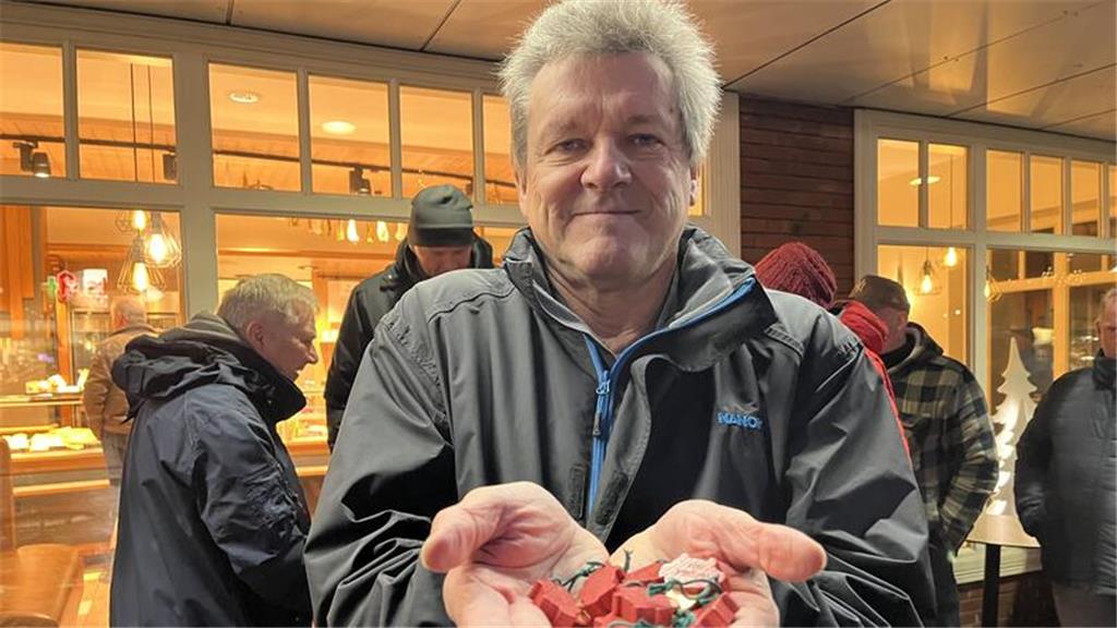 Jürgen Evers aus Dollern hat insgesamt acht Glücksschweinchen für seine beiden T...