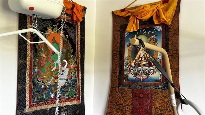 Harsefelder Senioren-WG: Mit 83 Jahren wieder Schmetterlinge im Bauch Jürgen Evers traditionelle tibetische Rollbilder über dem Pflegebett zeigen weibliche Buddha-Erscheinungsformen. Sie verkörpern Mitgefühl.
