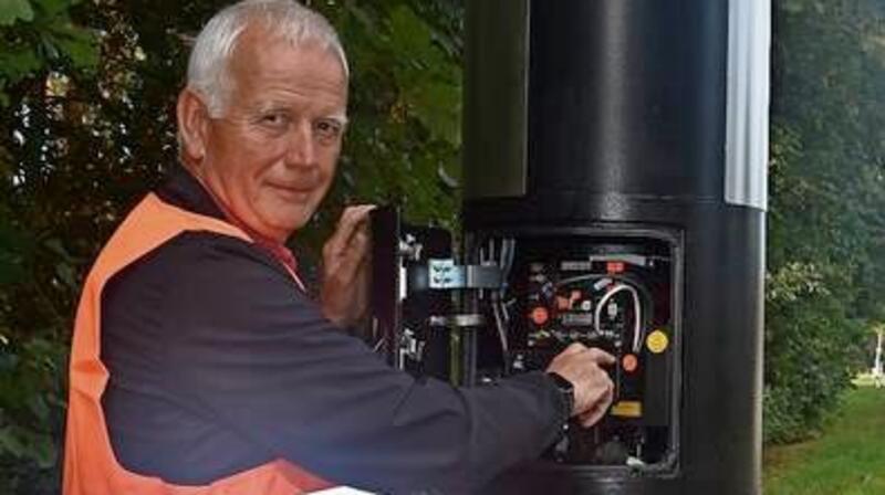 Jürgen Frese richtet für den Landkreis Cuxhaven die Blitzeranlagen ein.