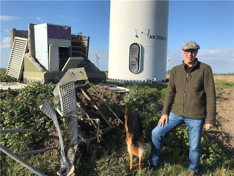 Jürgen Goldenstein, Geschäftsführer des Bürgerwindparks, zeigt das völlig demolierte Trafohäuschen. Foto: Helfferich