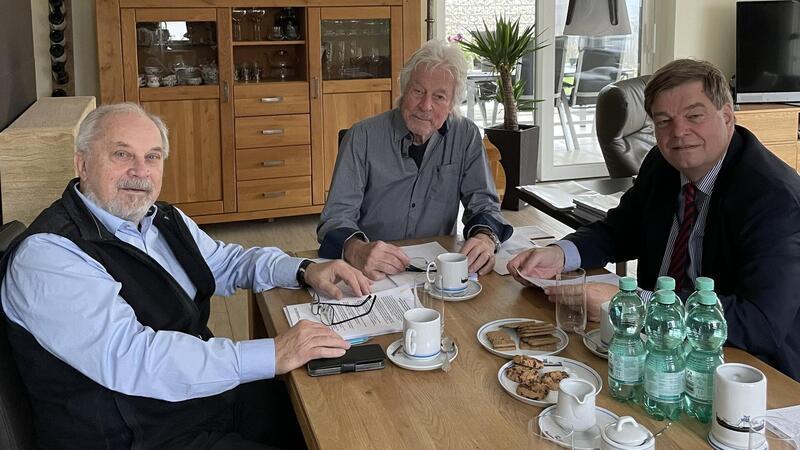 Jürgen Grzeskowiak (Projektleiter, Mitte) mit dem Bundestagsabgeordneten Enak Ferlemann (rechts) und Klaus Peter Lasse von L+P Naval Consult aus Bremen.