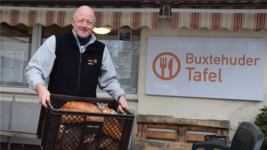 Jürgen Karow leitet ehrenamtlich die Buxtehuder Tafel. Der frühere Airbus-Manager trägt Brot in die Ausgabestelle, das ein Bäckereibetrieb gespendet hat.