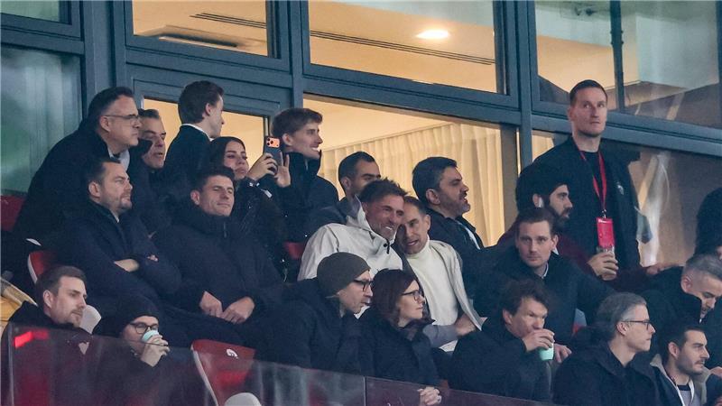 Jürgen Klopp, Global Sports Director Red Bull, und Oliver Mintzlaff, Geschäftsführer Red Bull, sitzen gemeinsam auf der Tribüne.