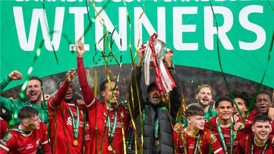 Jürgen Klopp (M) und sein Team holten den ersten von vier möglichen Titeln in dieser Saison.