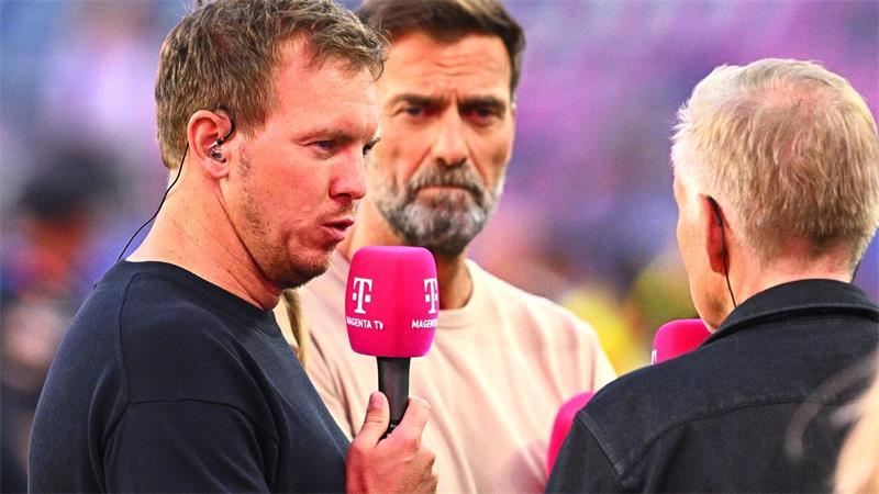 Jürgen Klopp (M) will nicht über ein Engagement als Bundestrainer spekulieren. 