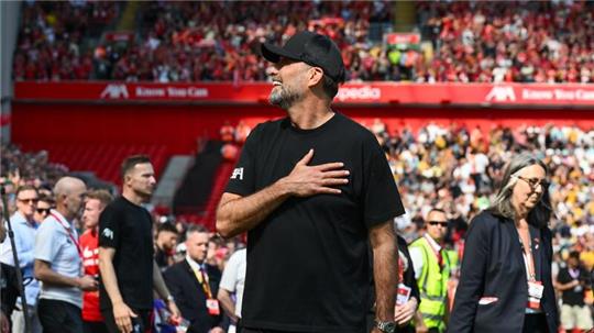 Jürgen Klopp begrüßt die Fans vor seinem letzten Spiel an der Anfield Road.