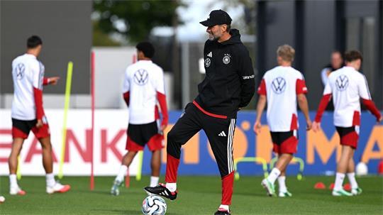 Jürgen Klopp beobachtet den Trainingsstart der Fußball-Nationalmannschaft.