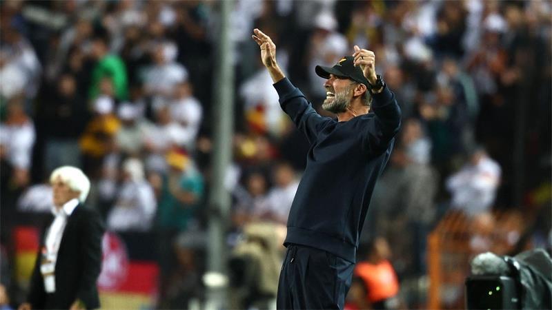 Jürgen Klopp in Aktion am Spielfeldrand. 