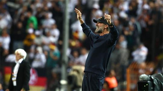 Jürgen Klopp in Aktion am Spielfeldrand. 