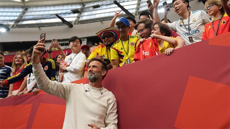 Klopps Konjunktiv und Pommes in der Pressebox Jürgen Klopp macht mit Fans ein Selfie.
